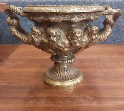 Coupe en bronze doré sur pied douche à décor...