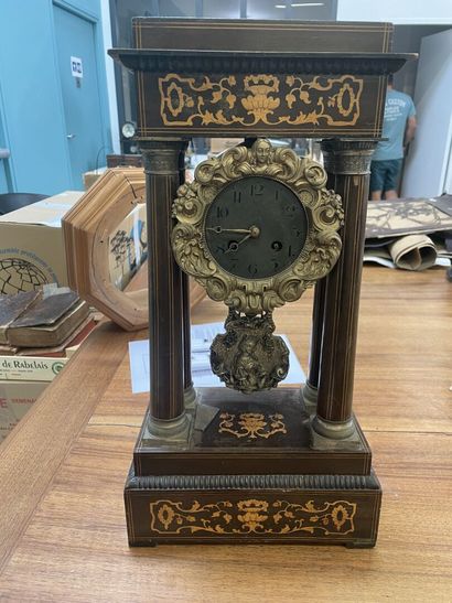 Pendule portique en bois de placage 
Epoque...