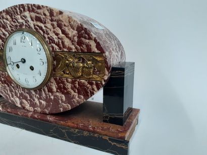 Pendule en marbre 1930
H : 27 L : 45 P :...