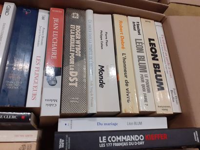Lot de quatre cartons de livres comprenant...