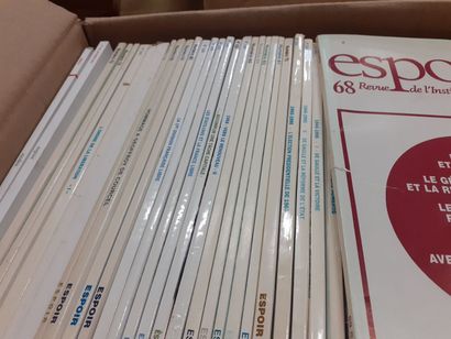 Lot de quatre cartons de livres comprenant...