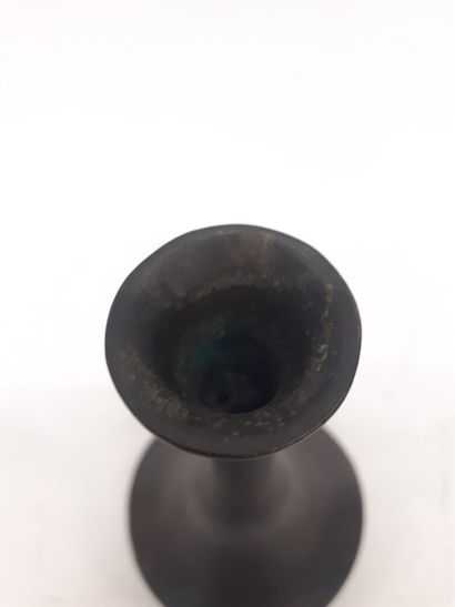 CHINE 
Petit vase en bronze 
H : 20 cm 