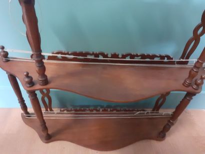 Etagère d'applique en acajou et acajou tourné...