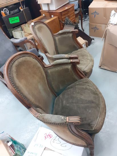Paire de bergères en noyer mouluré Style...