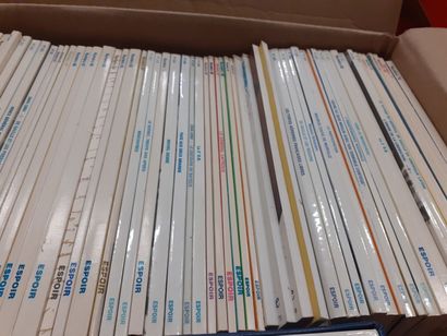 Lot de quatre cartons de livres comprenant...
