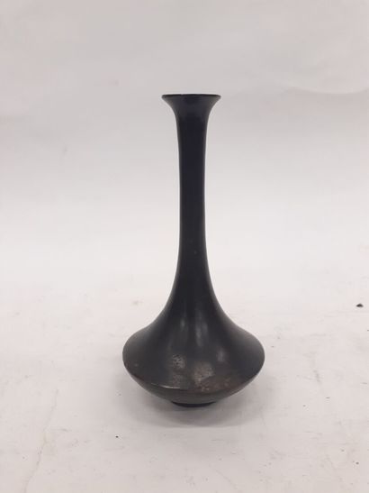 CHINE 
Petit vase en bronze 
H : 20 cm 