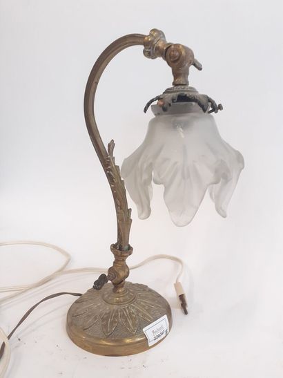 Lampe de bureau en laiton et verre opalin
H...