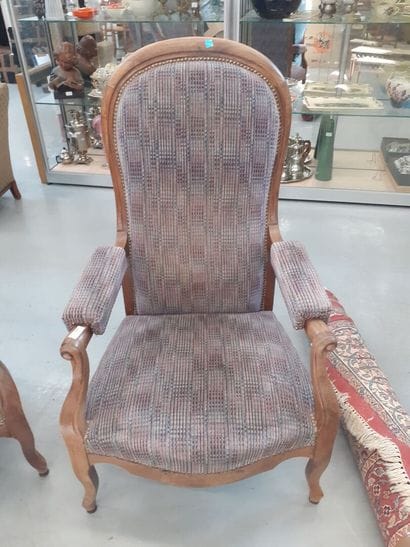 Trois fauteuils de style voltaire à crémaillère...