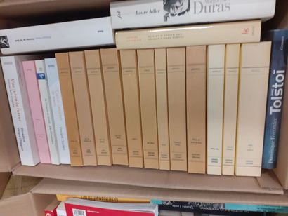 Lot de quatre cartons de livres dont des...