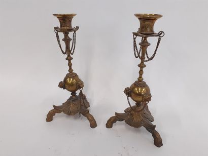 Paire de bougeoirs en laiton doré 
H : 26...