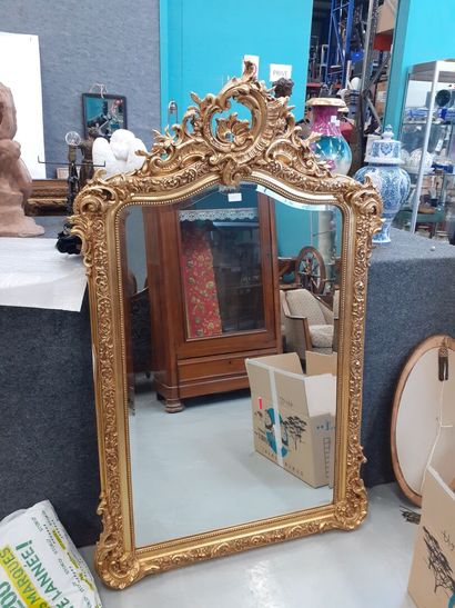 Miroir en bois et stuc doré de style Louis...