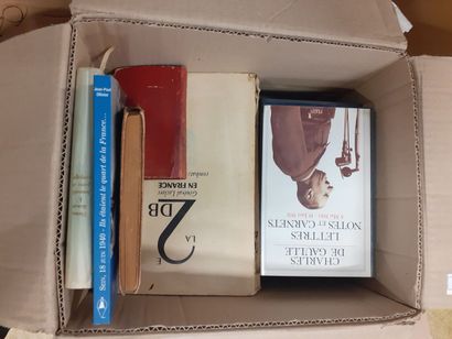 Lot de trois cartons de livres comprenant...