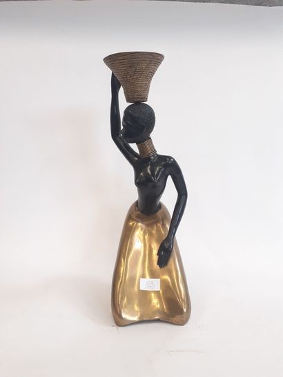 Africaine au panier, epreuve en bronze patiné...