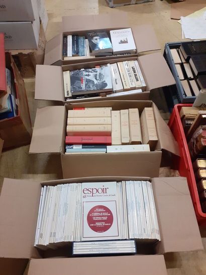 Lot de quatre cartons de livres comprenant...