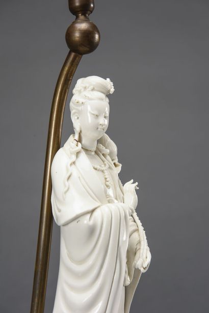 Paire de guanyin en porcelaine blanche montées...