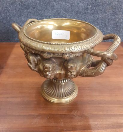 Coupe en bronze doré sur pied douche à décor...