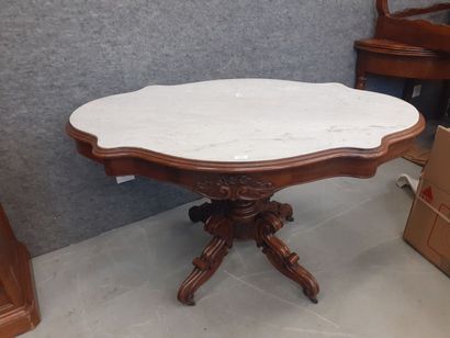 Guéridon en marbre 
H : 73 cm L : 124 cm...