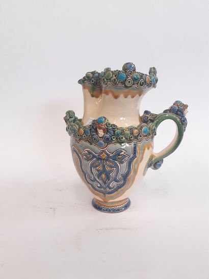 Pichet en faience 
H : 27 cm 
Signé et daté...