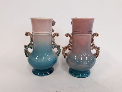 Paire de vases à décor de fleurs en relief...