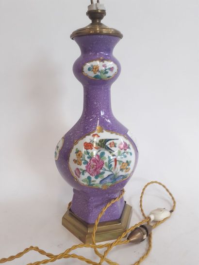 CHINE, Vase bouteille en porcelaine violette...