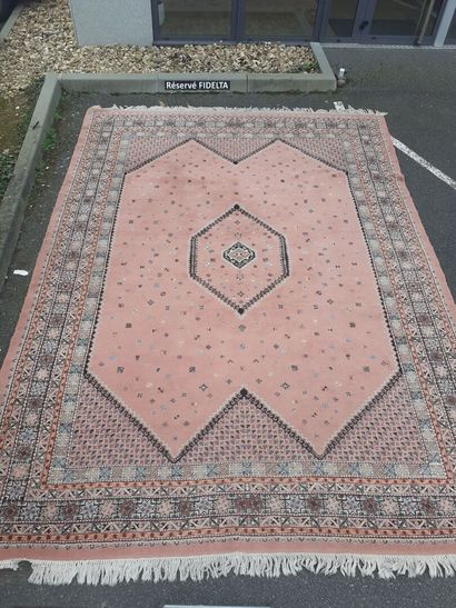 Tapis fond rose à décors géométriques
416...