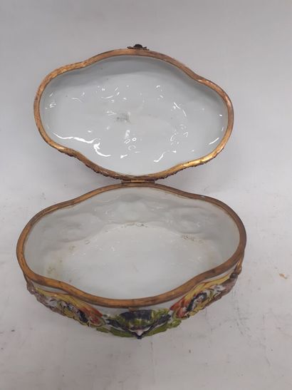 Capo di Monte boîte en porcelaine à décor...