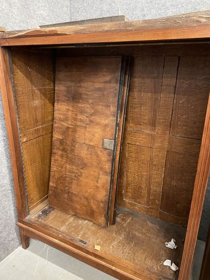 Armoire basse en acajou et plaquage d'acajou...