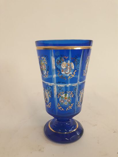 Gobelet en cristal de couleur
H : 15 cm 
