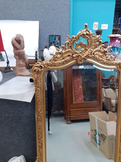 Miroir en bois et stuc doré de style Louis...