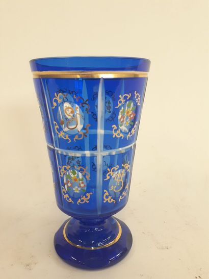 Gobelet en cristal de couleur
H : 15 cm 