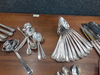 Couverts en métal argenté :12 grandes fourchettes,...