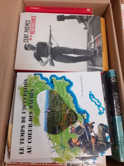 Lot de quatre cartons de livres dont des...