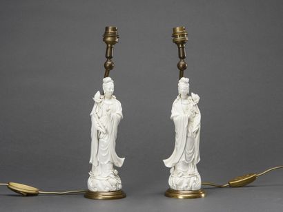 Paire de guanyin en porcelaine blanche montées...