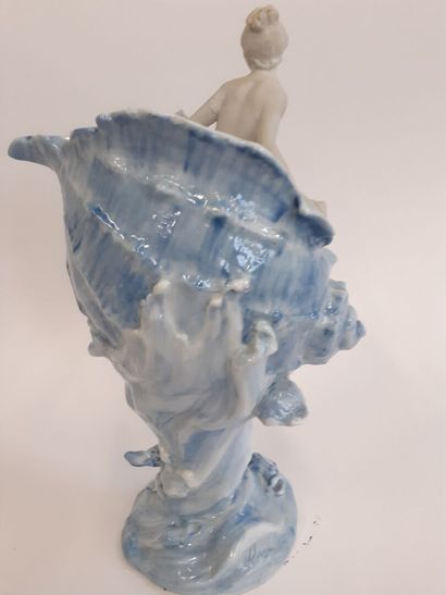 Naiade, vase en porcelaine polychrome
H :...
