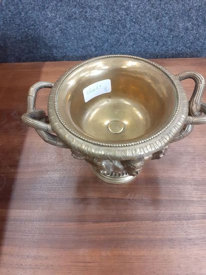 Coupe en bronze doré sur pied douche à décor...