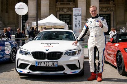 Paire de gants de rallye dedicacee par Ari...