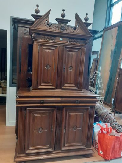 Buffet en retrait en noyer de style Renaissance...