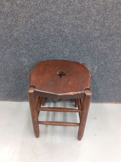 Travail brutaliste 
tabouret avec assise...
