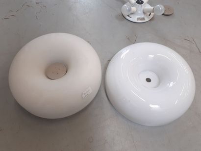 Deux plafonniers en verre 
Manque le tige...