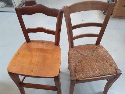 Deux chaises dont une chaise haute en bois...