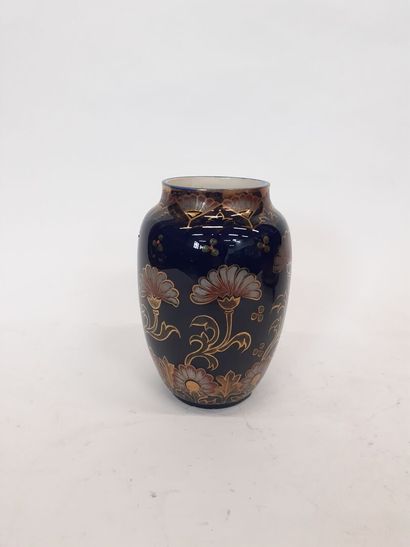 THARAUD Vase balustre à décor de fleurs sur...