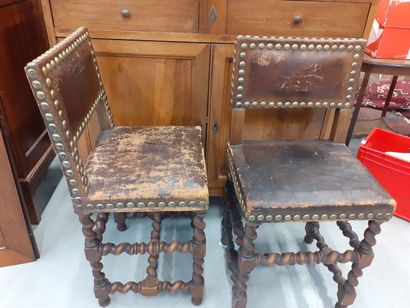 Paire de chaises à dos plat en bois tourné...