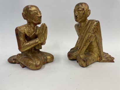 Paire de moines en prière en bois doré
H...