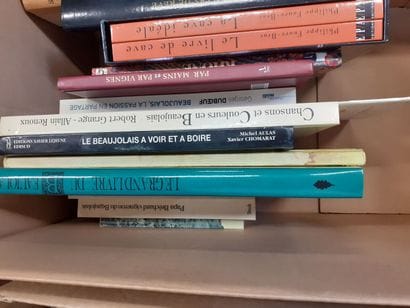 Deux cartons de livres sur le Beaujolais
dont...