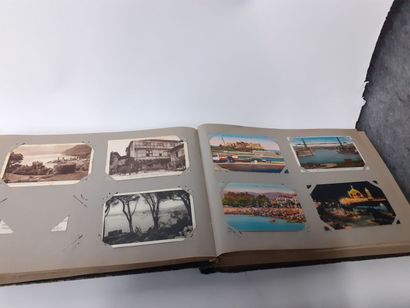 Deux albums de cartes postales: un album...