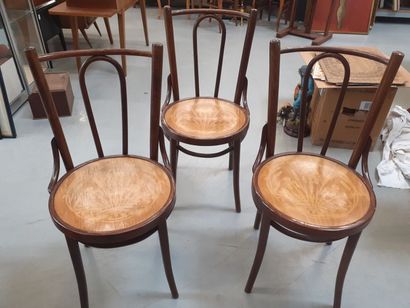 Trois chaises dans le gout de Thonet assise...