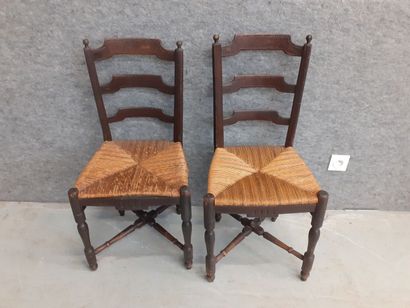 Deux chaises en bois naturel et assise palliée...