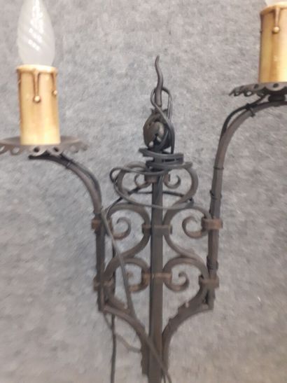 Travail Lyonnais 
Lampe en fer forgé à deux...