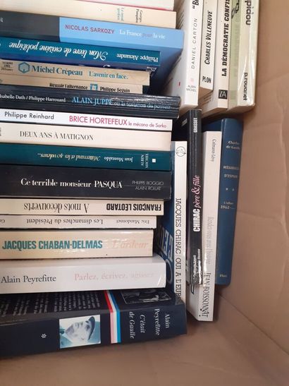 Un carton de livres sur la Politique dont...