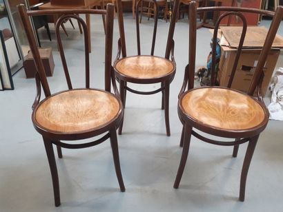 Trois chaises dans le gout de Thonet assise...